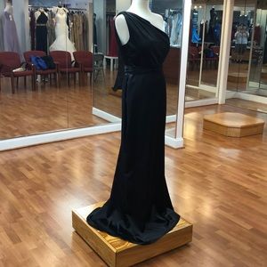 ✔️ One shoulder black formal dress